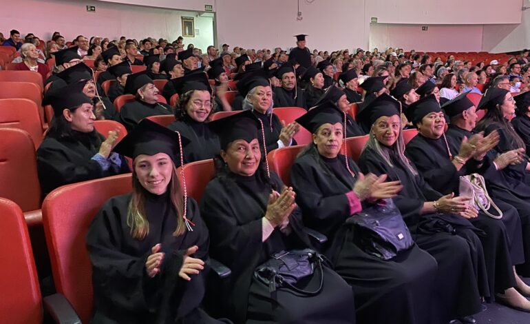 Adultos mayores celebran su graduación en la Escuela de las Emociones en La Ceja.