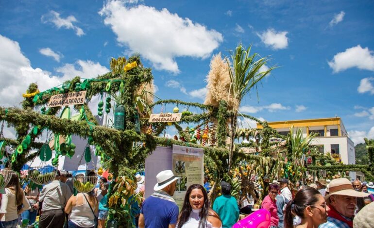 autoridades atienden riñas y altercados durante las Fiestas del Arco en Abejorral 2025.