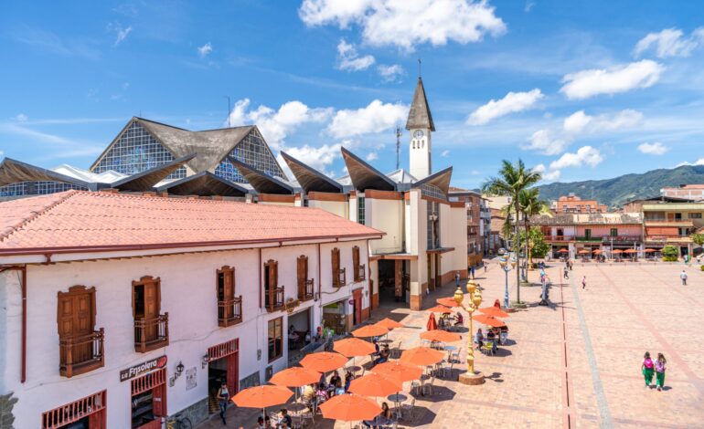 Delegación de Córdoba, España, y la UNAD se reúnen con autoridades locales en El Carmen de Viboral.