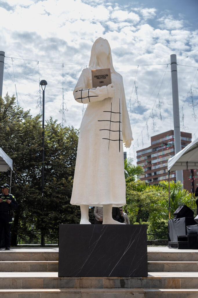 Medellín inaugura escultura que conmemora los 40 años del holocausto del Palacio de Justicia