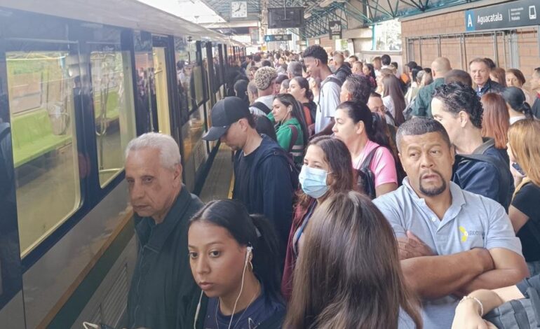 ocavación en vía férrea del Metro de Medellín que provocó cierre de estaciones Aguacatala, Ayurá y Envigado.