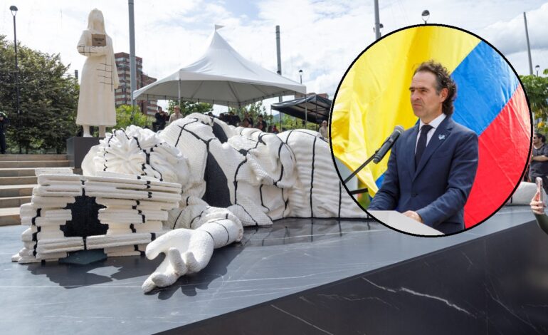 Medellín inaugura escultura que conmemora los 40 años del holocausto del Palacio de Justicia