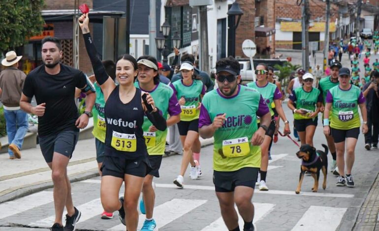 Corredores participando en la Carrera Atlética Cuna de la Libertad en El Retiro, Antioquia.