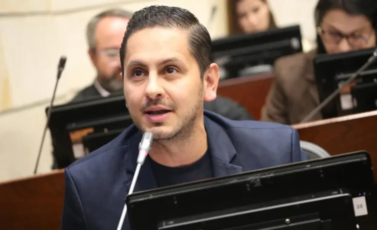Senador Esteban Quintero durante su pronunciamiento contra la Feria de Brujería de Comfama, defendiendo la fe y los valores familiares.