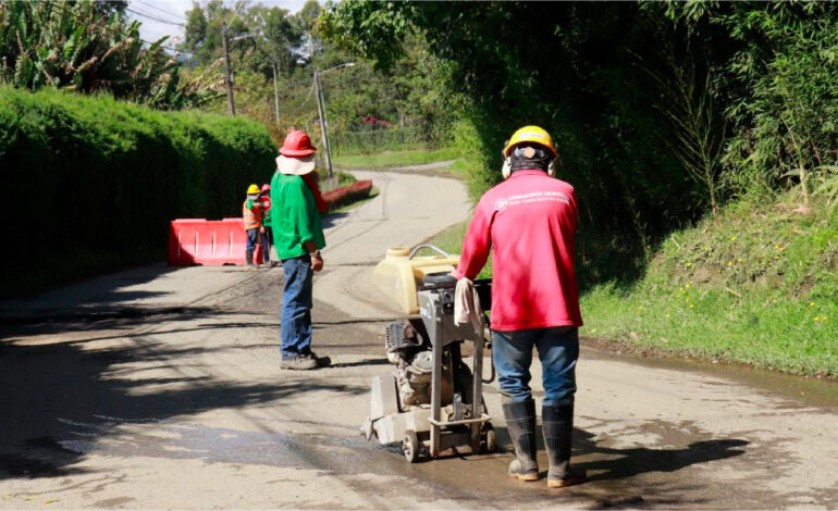 Obras de mantenimiento vial por parcheo en la vía San Nicolás de La Ceja, Antioquia.