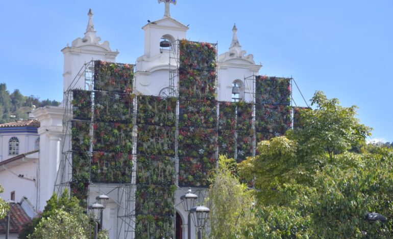 Fachada iglesia El Retiro tapada