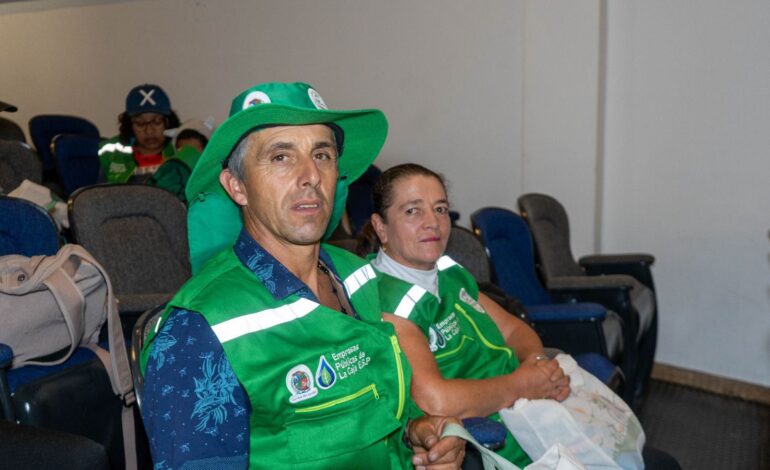 Cornare y EEPP La Ceja entregan elementos de protección a recicladores.