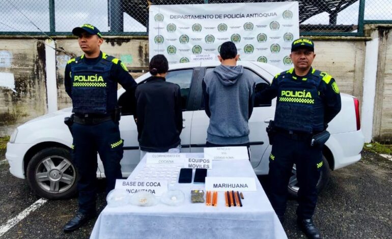 Policía Nacional en Marinilla durante operativo de captura y recuperación de vehículos hurtados.