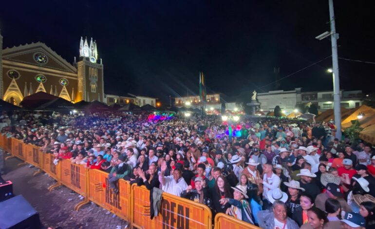 Artistas en tarima durante las Fiestas del Arco Abejorral 2025 – Archivo Entre Ceja y Ceja