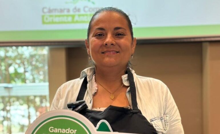 Chocofruts de San Carlos recibe el premio al Mejor Dulce del Oriente Antioqueño por su propuesta “Oriente en un solo bocado”.