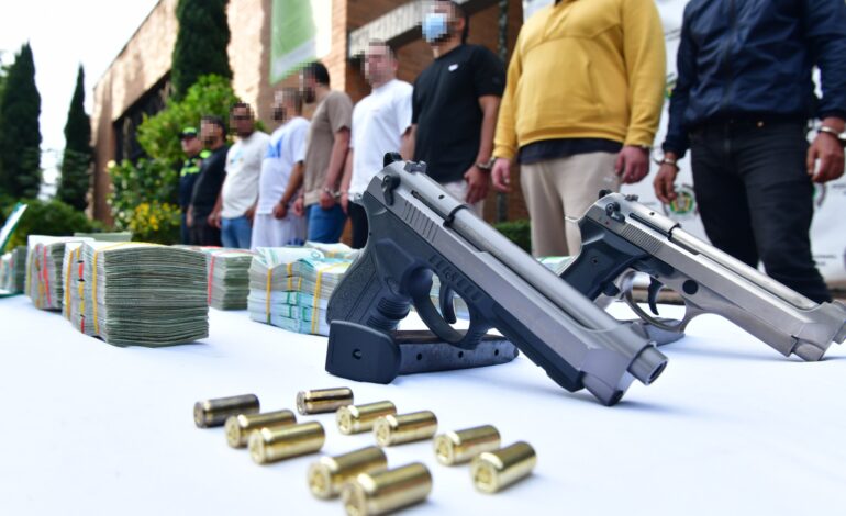 Capturados de la red de estafas digitales en Medellín junto a autoridades durante operativo “Dominó”.