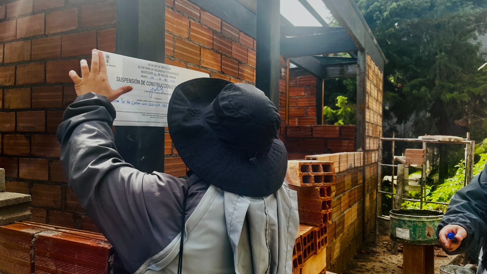 Construcciones sin licencia son suspendidas en Altavista: organismos actúan en suelos de protección ambiental