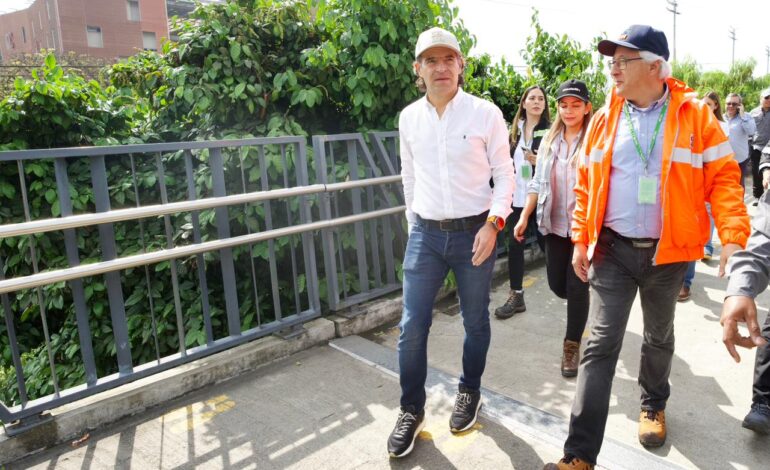 Alcalde de Medellín Federico Gutiérrez durante el pronunciamiento sobre la socavación del Metro.