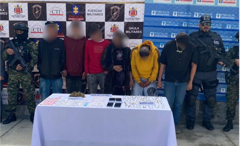 Agentes del CTI y Gaula Militar durante el operativo contra el grupo El Mesa en El Carmen de Viboral.
