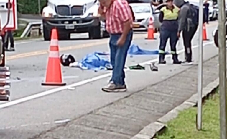 Trágico accidente en la vía El Retiro – Medellín: dos personas murieron tras chocar contra una camioneta en Fizebad