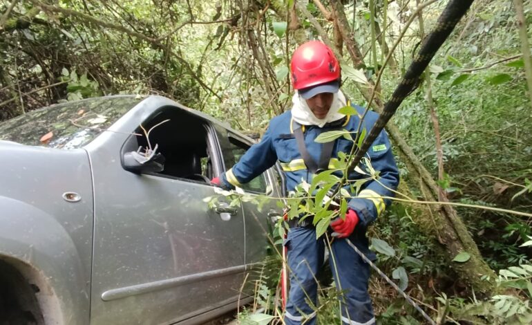 Autoridades atienden accidente en la vía El Cairo, Abejorral, donde una camioneta cayó por un abismo dejando dos personas heridas.