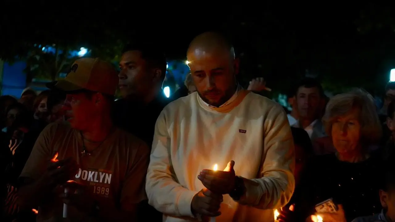 Cientos de personas se reunieron en una velatón en El Carmen de Viboral para pedir el fin de la violencia