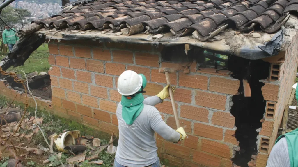 Tumban diez construcciones ilegales en el Cerro Pan de Azúcar durante operativo del Distrito de Medellín