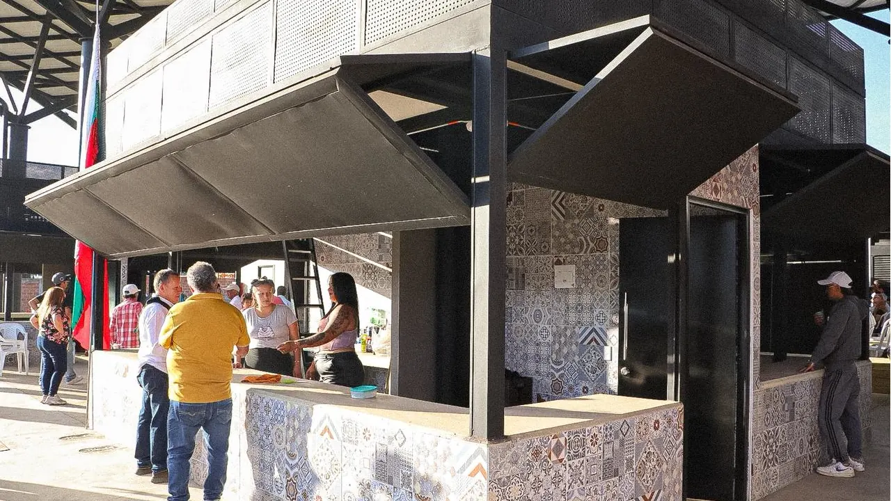 Comerciantes y campesinos estrenan la nueva Plaza de Mercado de Marinilla que moderniza la venta de productos locales