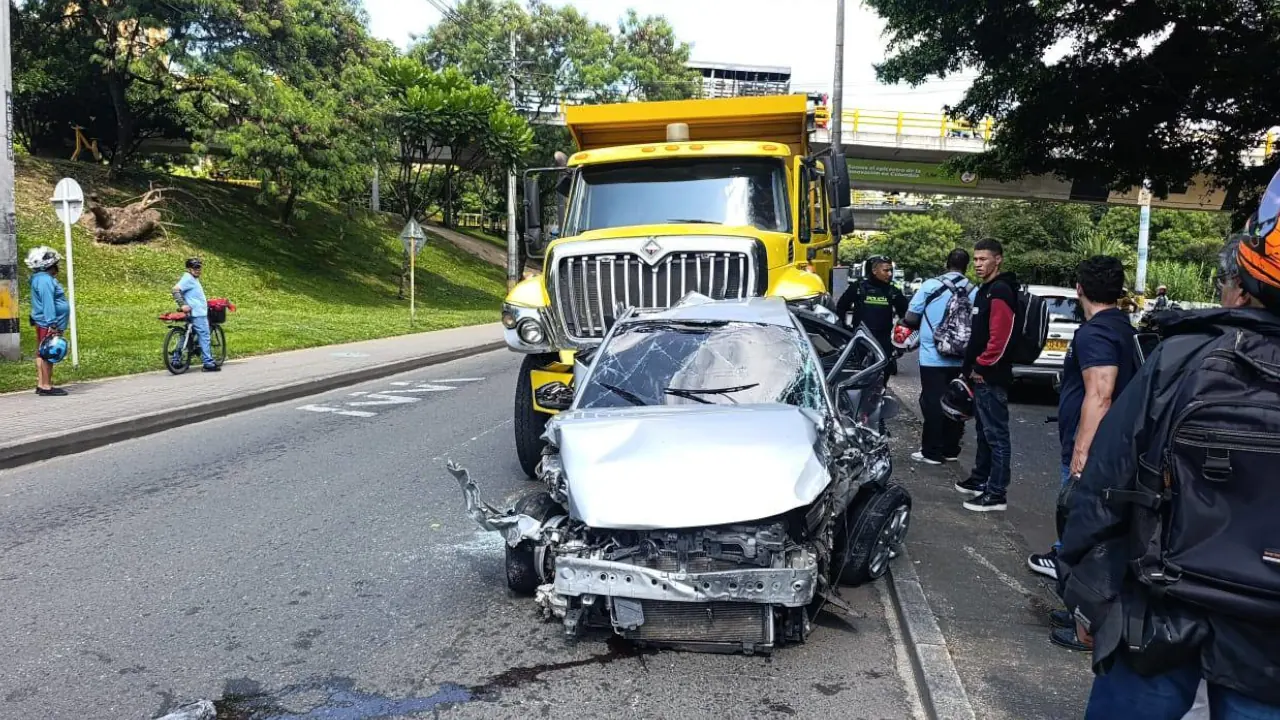 Tremendo susto en la 80 de Medellín por volqueta que se llevó todo a su paso