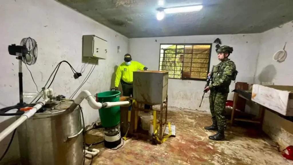 Autoridades descubren en el Oriente antioqueño un laboratorio donde procesaba cocaína y la ocultaba en cartón de exportación