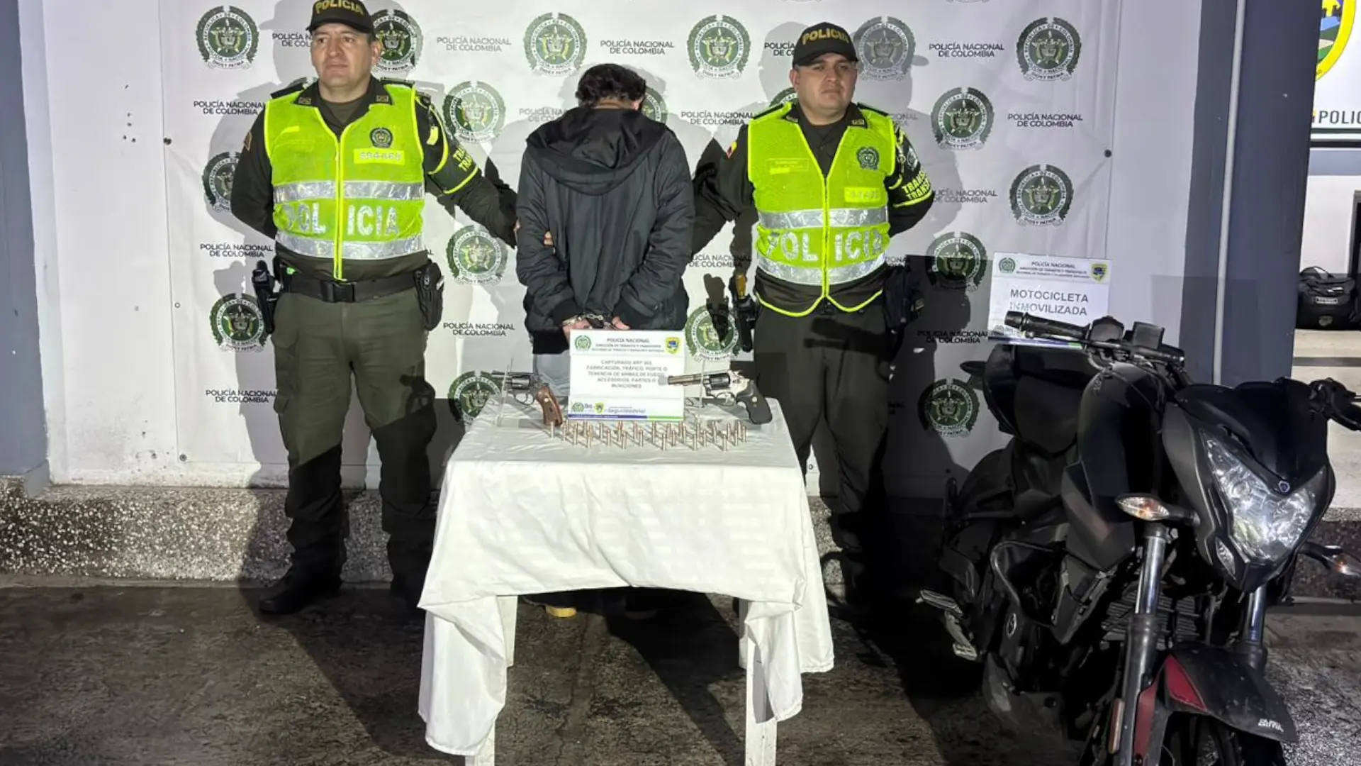 Hallan armas durante control en la autopista Medellín Bogotá y un motociclista termina detenido