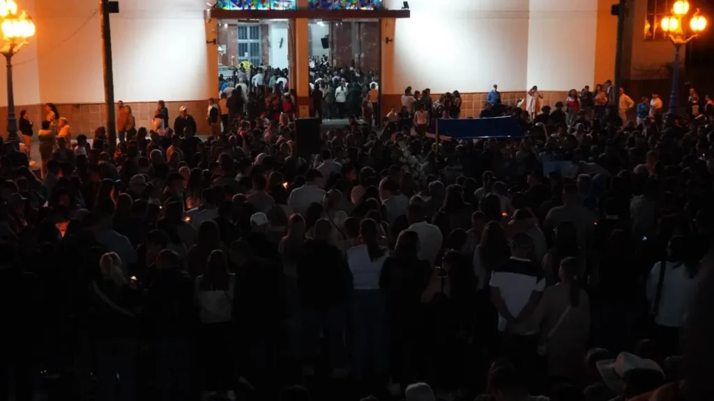 Cientos de personas se reunieron en una velatón en El Carmen de Viboral para pedir el fin de la violencia