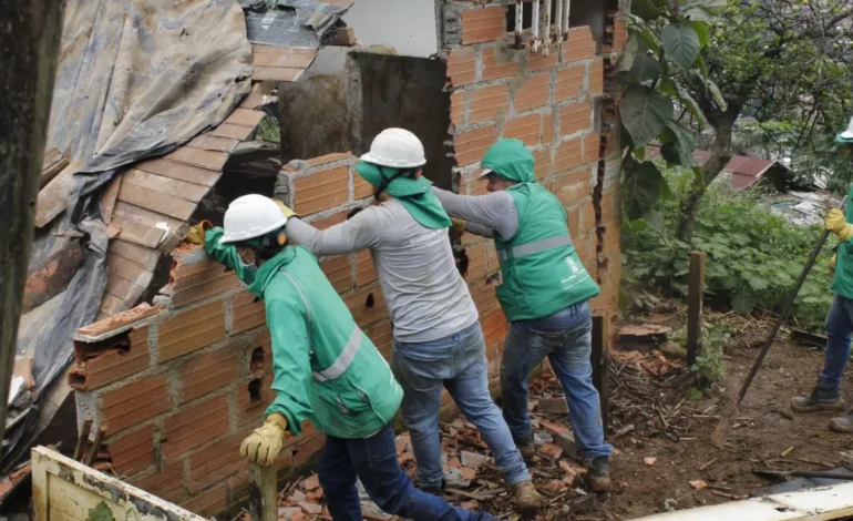 Tumban diez construcciones ilegales en el Cerro Pan de Azúcar durante operativo del Distrito de Medellín