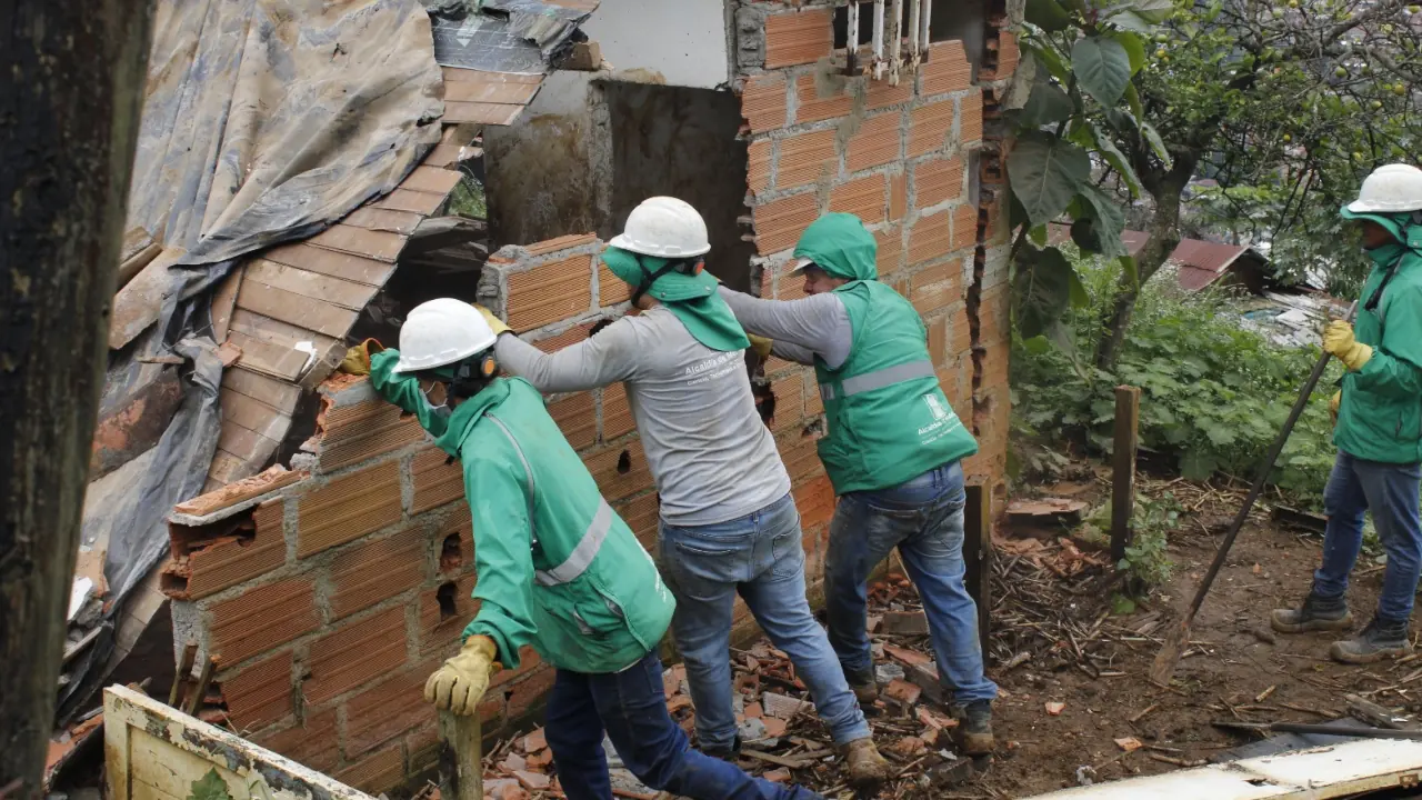 Tumban diez construcciones ilegales en el Cerro Pan de Azúcar durante operativo del Distrito de Medellín