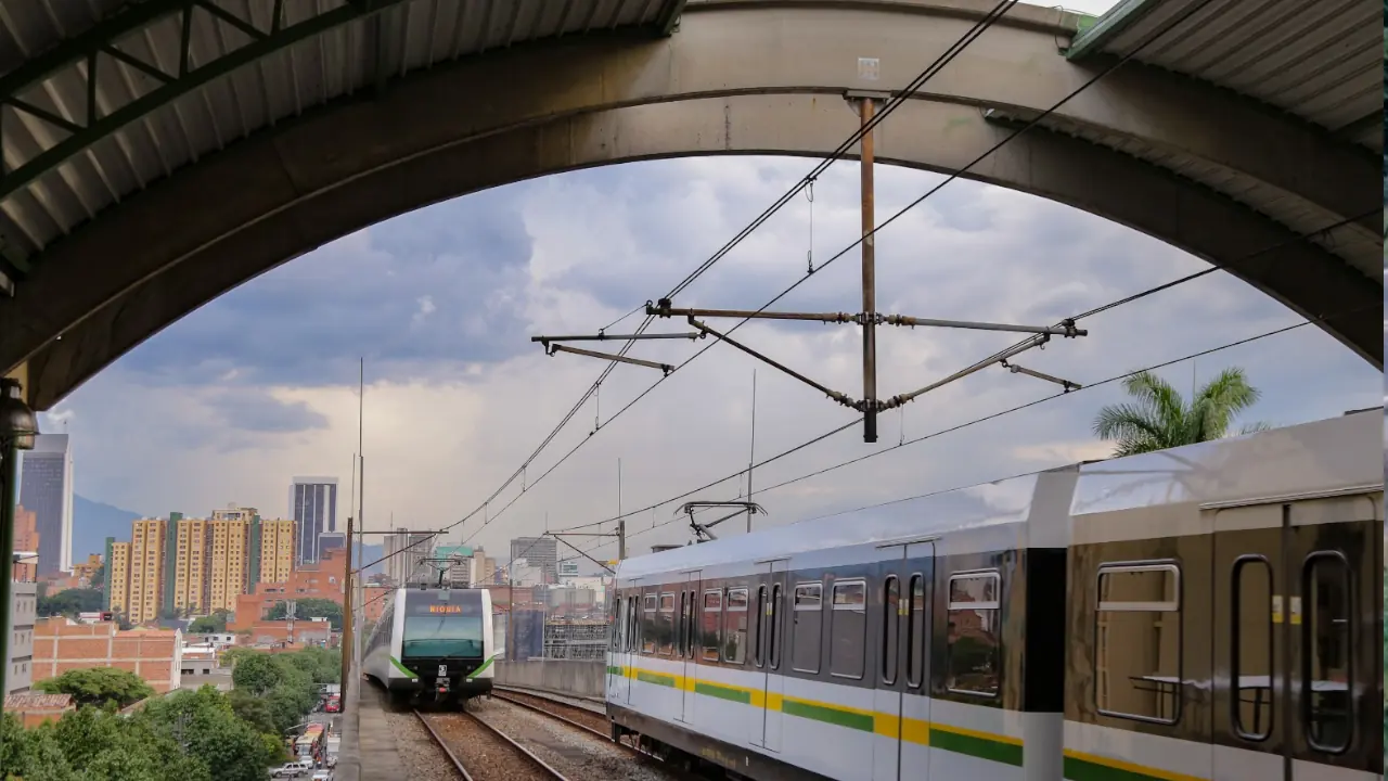 El Metro de Medellín cumple 30 años moviendo millones y expandiendo su red por toda la ciudad
