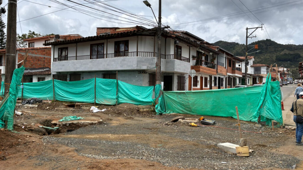 Atención: En La Ceja cierran temporalmente calles 15 y 16 mientras avanzan trabajos de pavimentación y reposición de redes