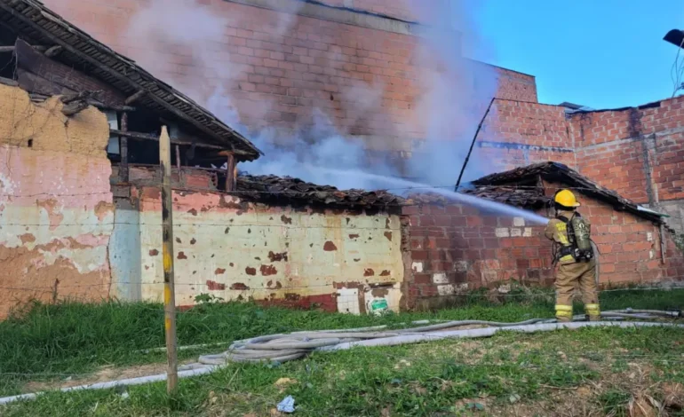 Bomberos controlan incendio en una casa abandonada en Rionegro