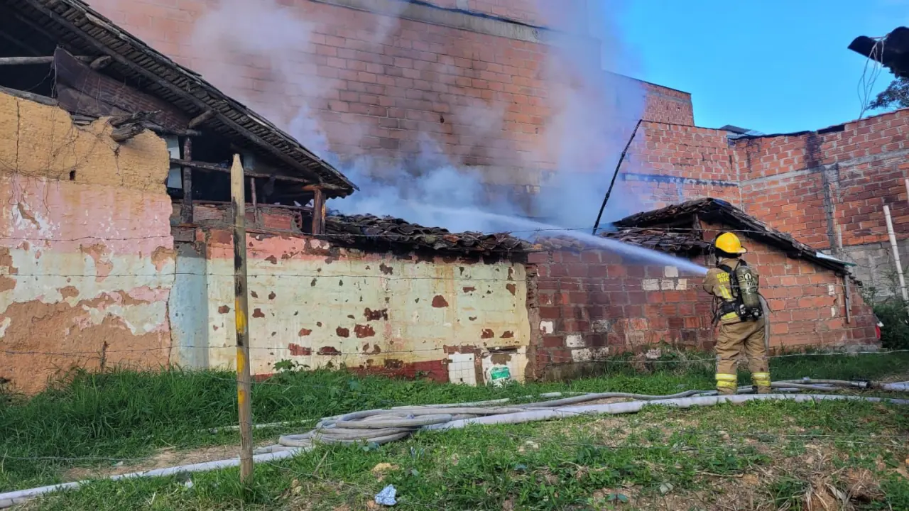 Bomberos controlan incendio en una casa abandonada en Rionegro