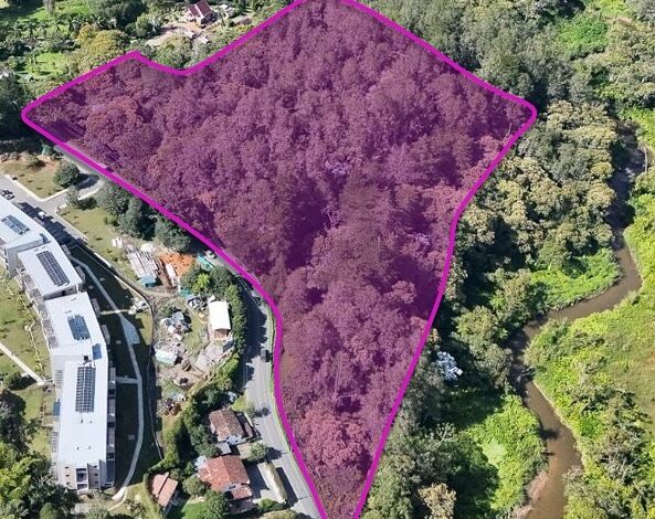 El alcalde de El Retiro sostiene las escrituras del lote donde se construirá la nueva clínica. (Foto: Alcaldía de El Retiro)