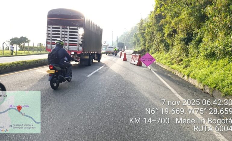 Personal de Devimed controla el tránsito en la Autopista Medellín–Bogotá tras caída de rocas en el kilómetro 14+700, sector La Panocha.