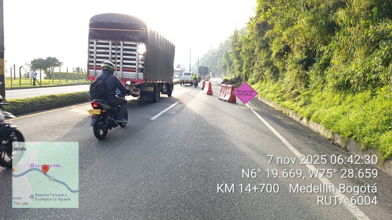 Paso restringido en la Autopista Medellín–Bogotá por caída de rocas en Copacabana