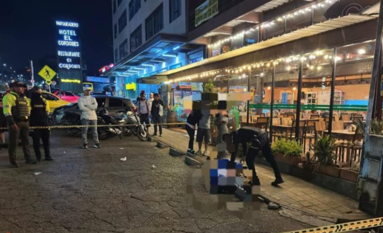 Escena del homicidio frente al restaurante El Cordobés en Marinilla en la medianoche del 15 de noviembre.