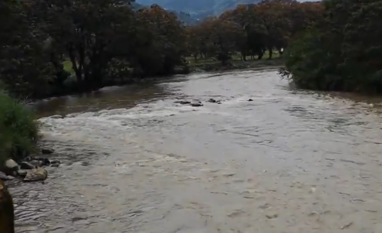 Autoridades de Barbosa rescatan el cuerpo de una mujer hallado en el río Medellín, vereda El Cortado.