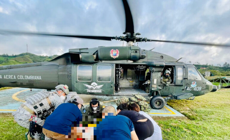 El “Ángel” de la FAC voló desde Rionegro para rescatar a campesinos heridos por mina en Anorí