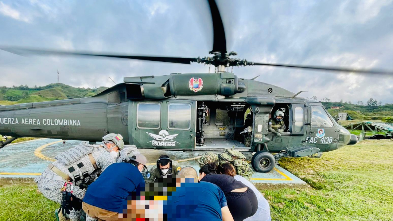 El “Ángel” de la FAC voló desde Rionegro para rescatar a campesinos heridos por mina en Anorí