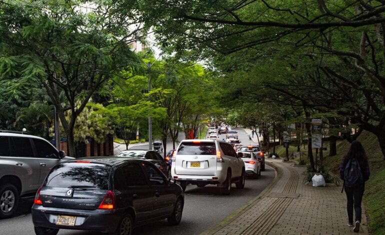 Cierre temporal en el retorno de Los Balsos, Medellín, por seguridad vial