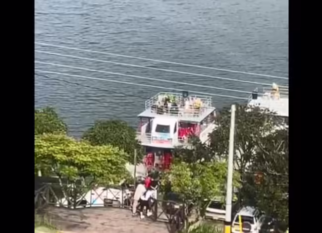 Embarcación turística en el embalse El Peñol-Guatapé durante labores de rescate tras descarga eléctrica.