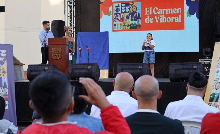 Presentación oficial de la nueva marca territorio de El Carmen de Viboral en el parque principal del municipio.