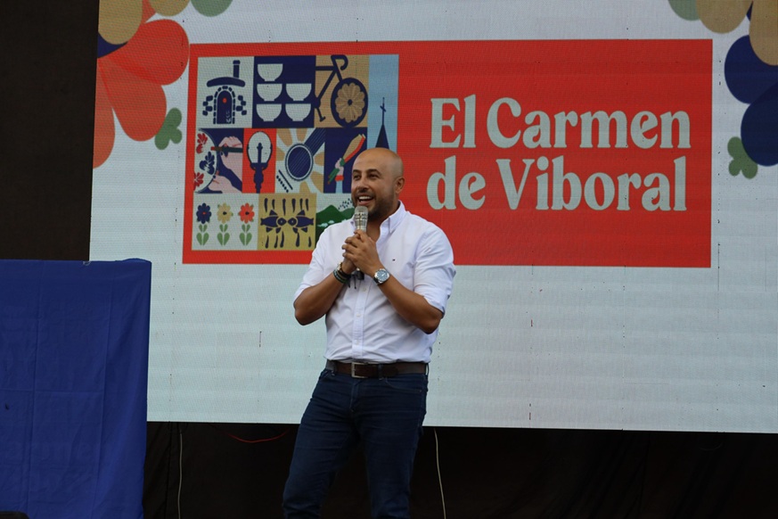 Presentación oficial de la nueva marca territorio de El Carmen de Viboral en el parque principal del municipio.