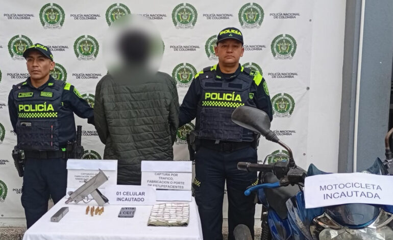 Policía captura en Guarne a un hombre que llevaba una mini Uzi y más de 50 dosis de cocaína durante patrullaje