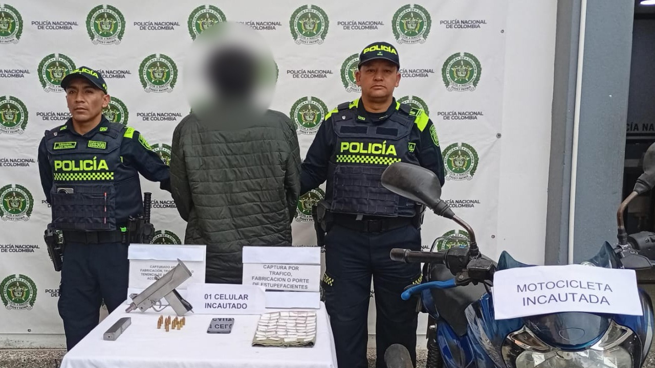 Policía captura en Guarne a un hombre que llevaba una mini Uzi y más de 50 dosis de cocaína durante patrullaje