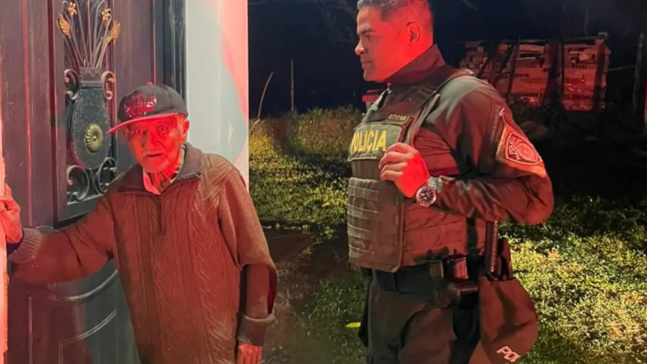 Policía en La Ceja busca familia de hombre encontrado desorientado