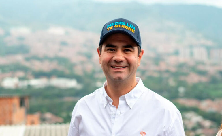 Simón Molina reaccionando a la sanción de la Procuraduría contra Daniel Quintero por participación indebida en política.