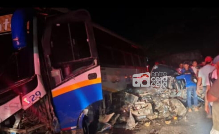 Un conductor perdió la vida en un accidente de tránsito entre un carro, un bus y un tractocamión en San Luis, Antioquia