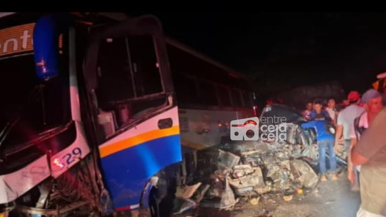 Un conductor perdió la vida en un accidente de tránsito entre un carro, un bus y un tractocamión en San Luis, Antioquia